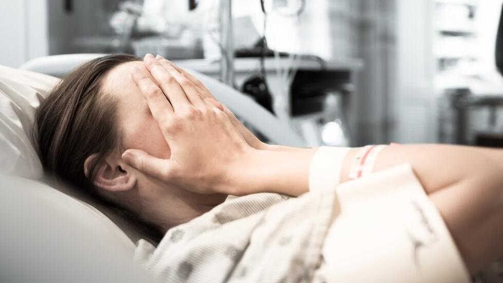 אישה חולה ב בית חולים אילוסטרציה