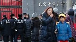 שוטרים והורים מחוץ ל בית ספר יסודי ב בייג'ינג בירת סין שבו תקף גבר תלמידים בפטיש