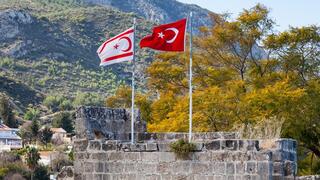 דגל קפריסין הטורקית לצד דגל טורקיה