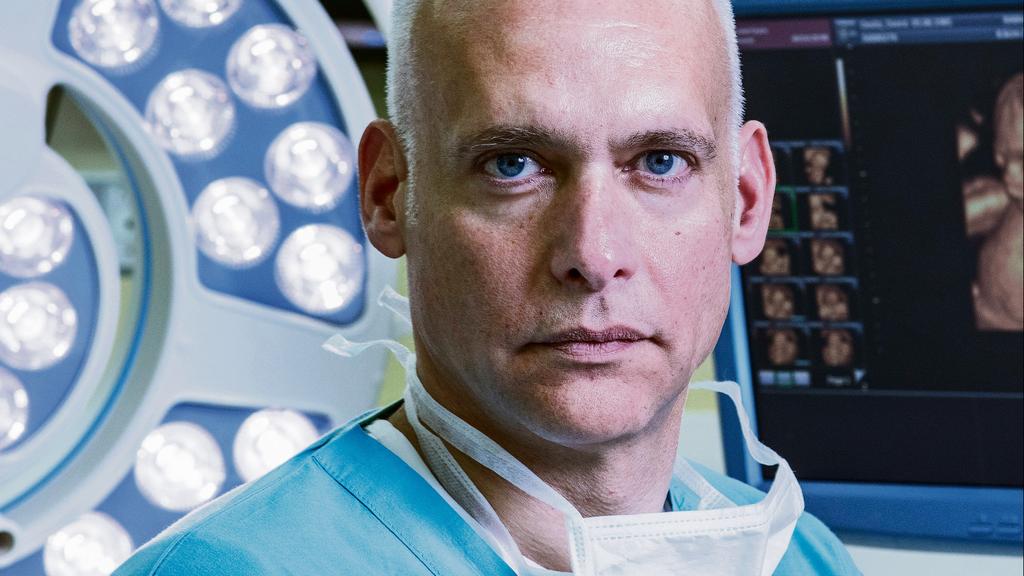 Доктор Юваль Гиалчински - хирург, специалист по внутриматочным операциям в больнице "Бейлинсон". Фото: Юваль Хен 