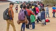 מאות מהגרים חוצים באופן לא חוקי את הגבול ממקסיסקו לארה"ב