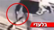תיעוד של יהודה ביאדגה על ידי מצלמות האבטחה ברחוב, דק' ספורות לפני הירי שהביא למותו, עם הסכין בידו