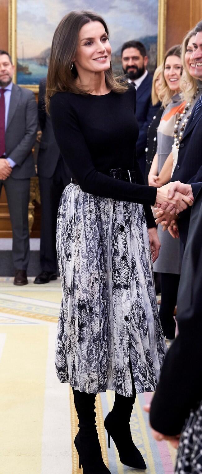 המלכה והחצאית שבסייל
