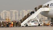 כוחות פיקוד העורף עולים למטוס לקראת טיסה לברזיל