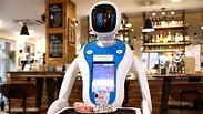 הונגריה בודפשט רובוט רובוטים מלצרים מגישים קפה אוכל מסעדה