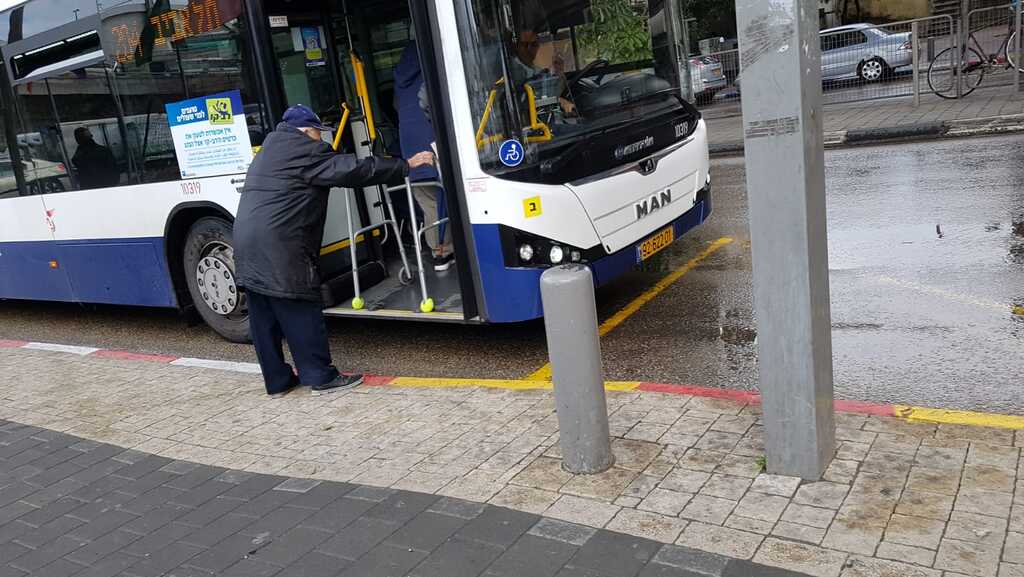 קשיש עולה לאוטובוס