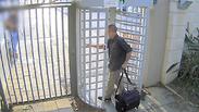 תיעוד הבכיר מאל על יוצא עם מזוודת הסמים משדה התעופה