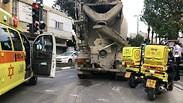 תאונת הדרכים בה נפגעה הולכת רגל ממשאית בטון בשכונת נחלת יצחק בתל אביב 