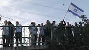 מפגינים נגד פוליאמוריה בצומת בר אילן 
