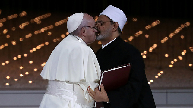האפיפיור פרנסיסקוס מתנשק נשיקה עם אימאם אבו דאבי איחוד האמירויות