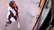 אישה ב ניו יורק ארה"ב ניפצה חלונות של מסעדה עם מחבט בייסבול