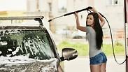 אישה מנקה את האוטו