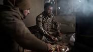 לוחמים כורדים בכפר בגוז לקראת הניצחון על דאעש סוריה