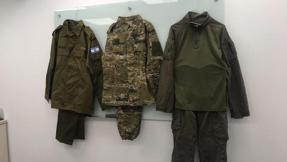 מימין לשמאל: מדי הקרב החדשים, המדים המנומרים שכשלו במבחן ומדי פיקוד העורף שינוסו במקום המנומרים