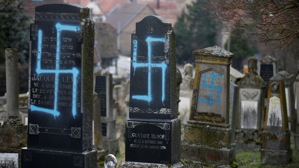 צרפת חילול קברים של יהודים בית עלמין יהודי במזרח המדינה ליד שטרסבורג