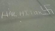 הייל היטלר וצלבי קרס בבית ספר בניו יורק