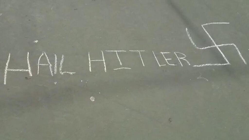 הייל היטלר וצלבי קרס בבית ספר בניו יורק