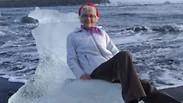 סבתא הצטלמה על קרחון ב איסלנד ו נסחפה ל ים