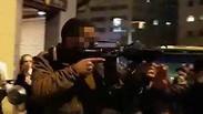 חייל מכוון נשק לעבר מפגינים המתנגדים לגיוס חרדים לצה"ל בירושלים