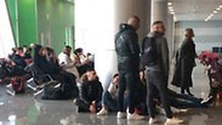 ישראלים ממתינים לאישור כניסה לקייב בשדה התעופה בעיר