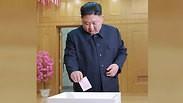 צפון קוריאה קים ג'ונג און מצביע בחירות ל אסיפה פרלמנט