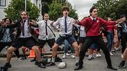 תלמידים ב קרייסטצ'רץ' ניו זילנד ב ריקוד האקה מסורתי לזכר קורבנות ה טבח ב מסדגים
