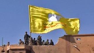 כוחות סורים מניפים דגל אחרי כיבוש מוצב של דאעש