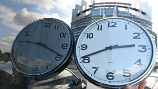שעון ענק שטרסבורג צרפת ביטול שעון חורף קיץ אירופה
