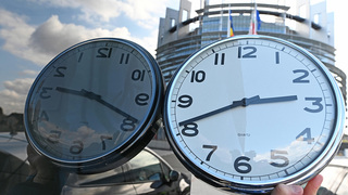 שעון ענק שטרסבורג צרפת ביטול שעון חורף קיץ אירופה