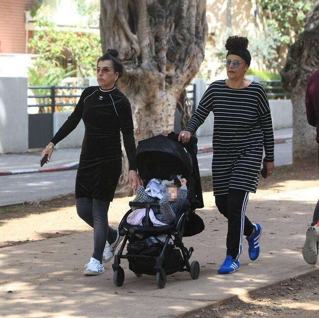 צועדות בשדרה.