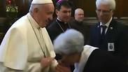 אפיפיור האפיפיור פרנסיסקוס חומק מ מנשקי טבעת