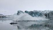 איסלנד חלק מ קרחון קרח תיירים ברחו מהגלים