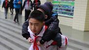 ילד סוחב את חברו ה נכה לבית הספר  בית ספר  סין