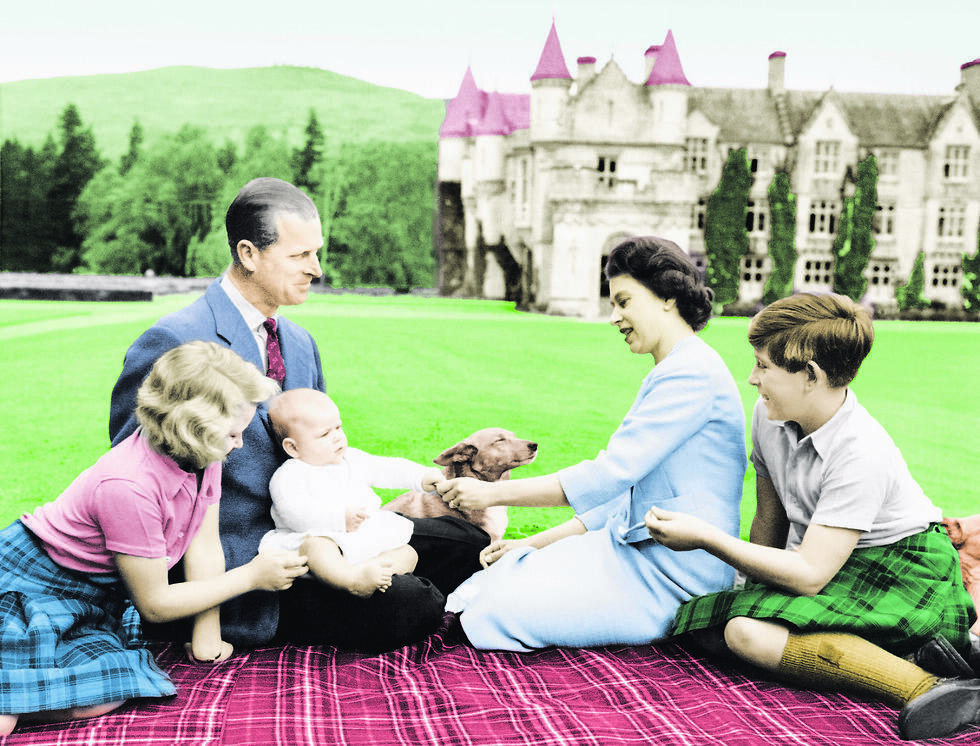 המלכה אליזבת השנייה, בעלה הנסיך פיליפ והילדים, מימין: הנסיך צ'ארלס, התינוק אנדרו והנסיכה אן