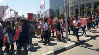  מפגינים בצומת עזריאלי בתל אביב נגד כוונת משרד הרווחה לסגור חמש מסגרות לנערות במצבי סיכון בירושלים ובצפון