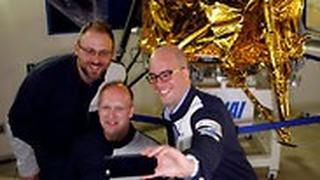 צוות SpaceIL ו תעשייה אווירית ליד דגם של חללית בראשית