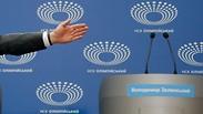נשיא אוקראינה פטרו פורושנקו לבד ב עימות לקראת סיבוב שני ב בחירות