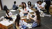 מתנדבים לאריזת חבילות מזון למשפחות נזקקות לקראת חג הפסח בהאנגר 11 בנמל תל אביב
