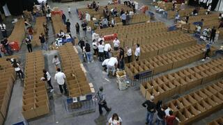 מתנדבים לאריזת חבילות מזון למשפחות נזקקות לקראת חג הפסח בהאנגר 11 בנמל תל אביב