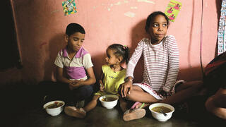 ילדים רעבים עם קעריות מרק בונצואלה
