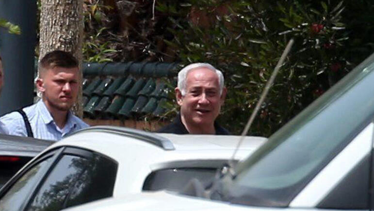 Биньямин Нетаниягу (Фото: Ярив Кац) בנימין נתניהו ומאבטחיו מחוץ לביתו בקיסריה, שם קיים פגישה עם משה כחלון