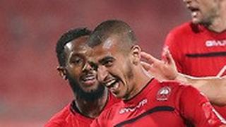 קייס גאנם חוגג את השער במספרת