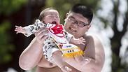 יפן מתאבקי סומו טלטול תינוקות 