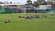 ילדים על הדשא מגרש כדורגל אזעקה 