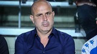 יוסי אבוקסיס על הספסל