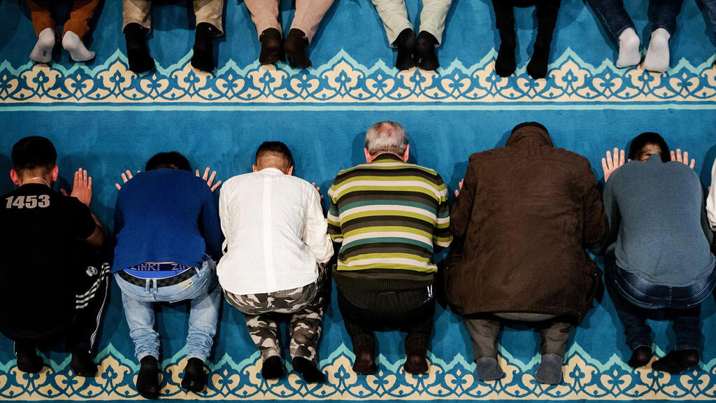 תחילת חודש רמדאן מסגד טורקי ב אוטרכט הולנד