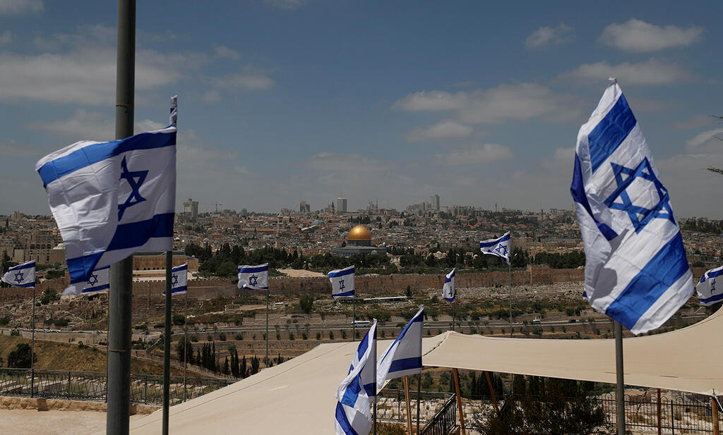 דגל ישראל ב הר הזיתים ברקע הר הבית ירושלים יום הזיכרון יום העצמאות