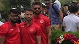 שחקני הפועל בבית העלמין