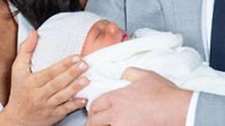 הנסיך הארי והדוכסית מייגן מארקל עם התינוק שלהם