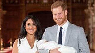 הנסיך הארי והדוכסית מייגן מארקל עם התינוק שלהם